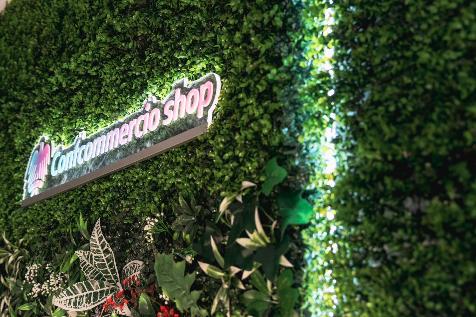 Dettaglio dell'insegna Confcommercio shop con barra LED