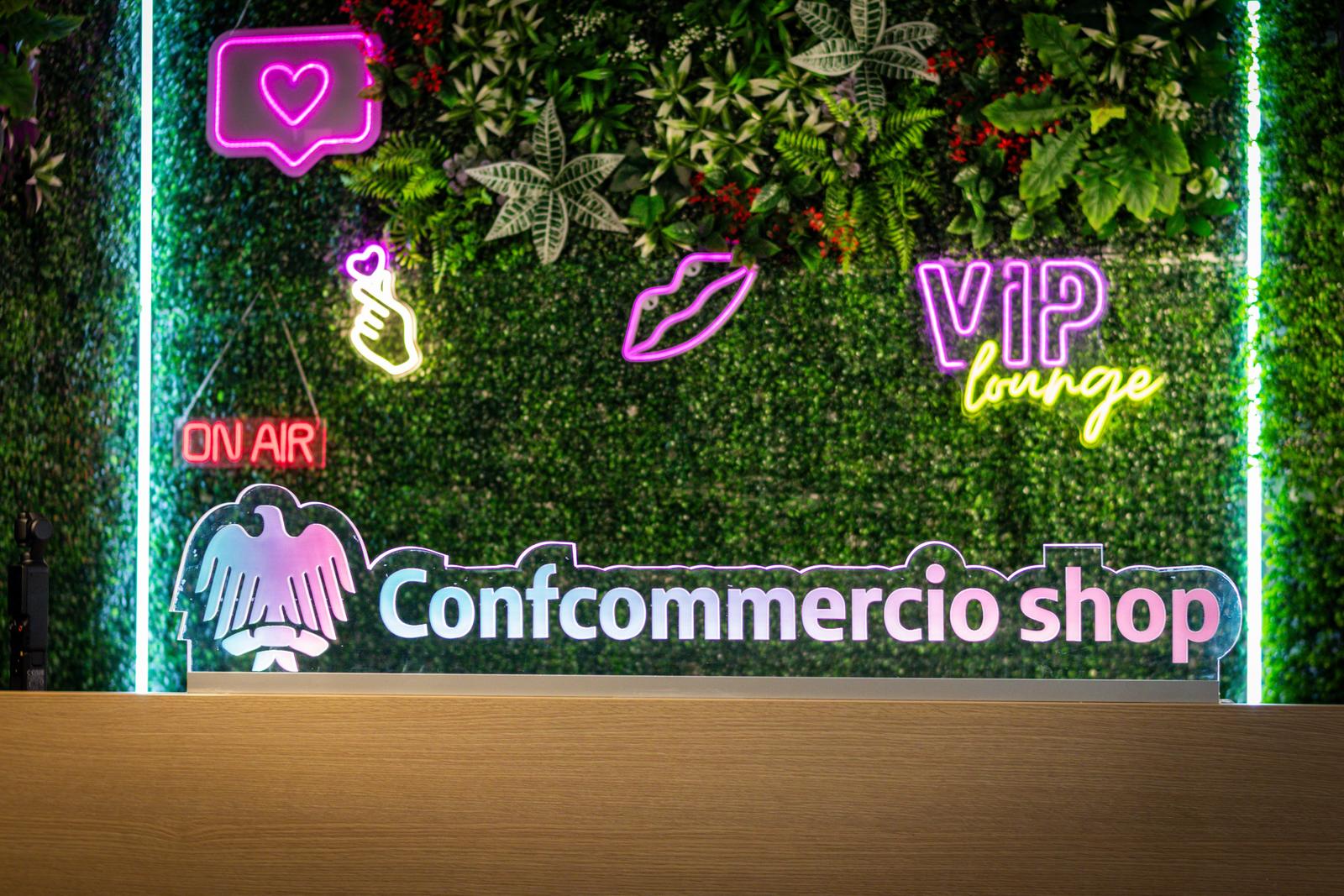 Parete del set con icone social, insegna On Air e desk luminoso