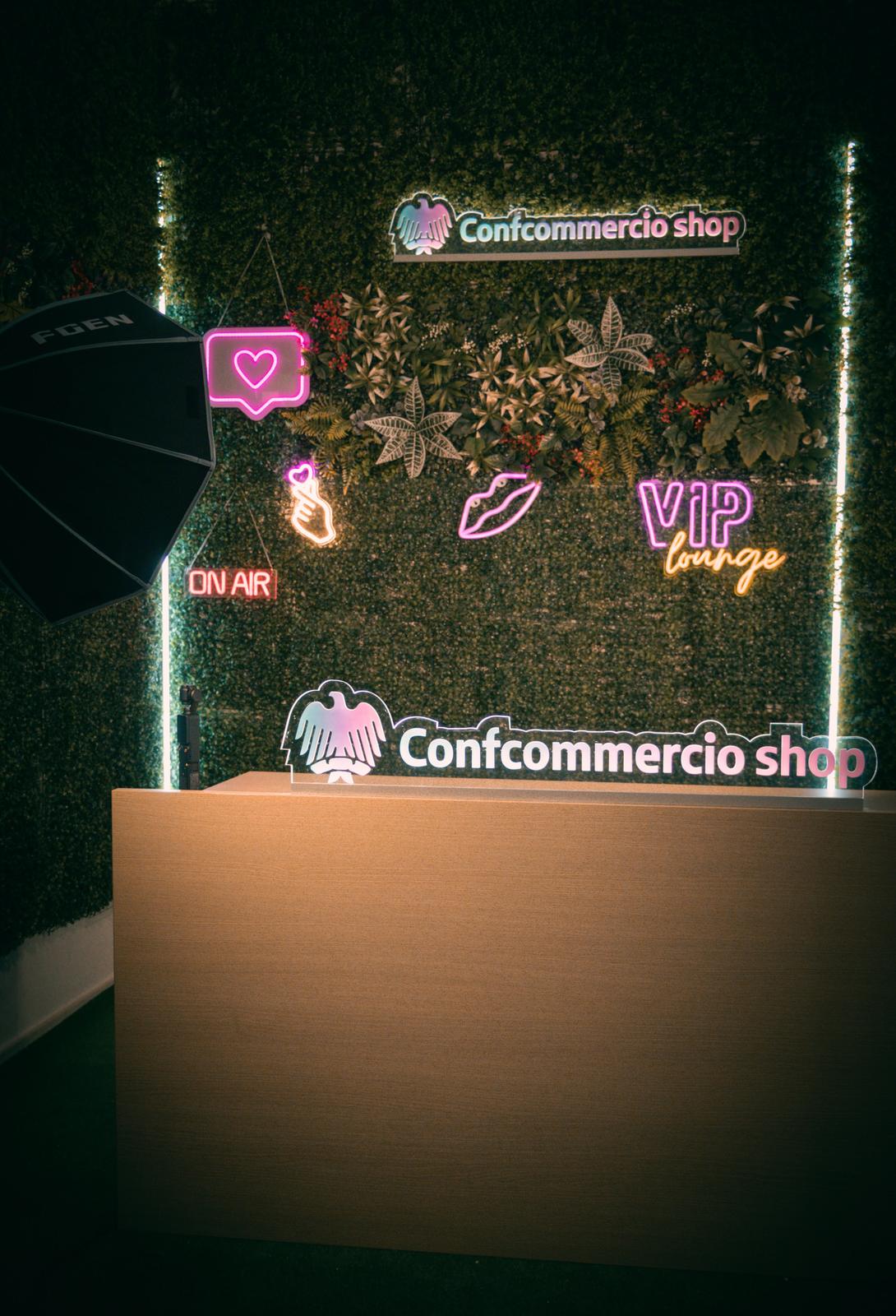 Il set in verticale con desk e insegna Confcommercio shop